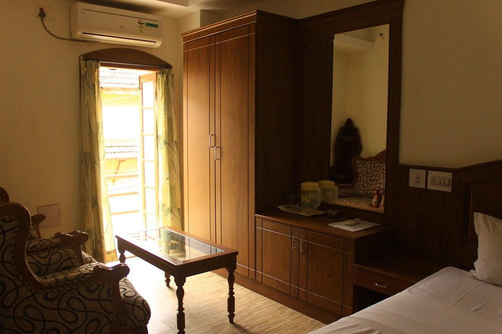 Hotel Park Avenue Kochi Buitenkant foto