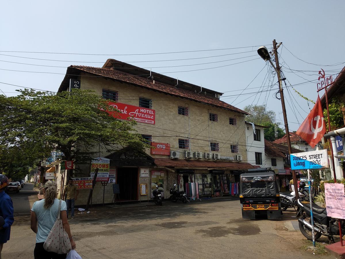 Hotel Park Avenue Kochi Buitenkant foto