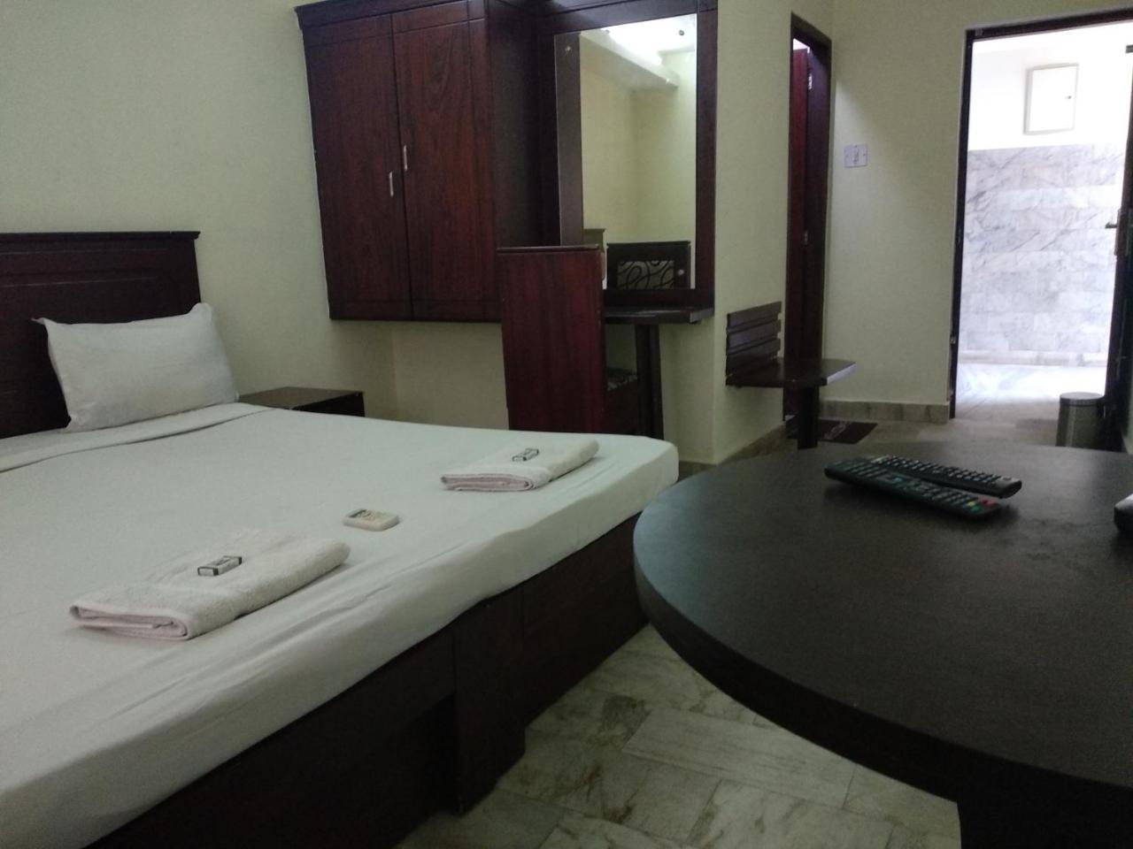 Hotel Park Avenue Kochi Buitenkant foto