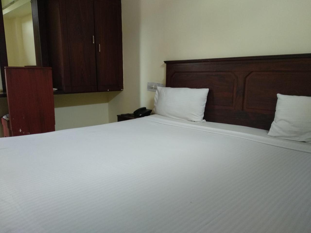 Hotel Park Avenue Kochi Buitenkant foto
